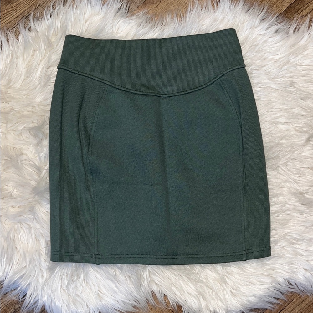 Lululemon BNWT Scuba High-Rise Mini Skirt in the color Grey Eucalyptus 68.00MSRP - Picture 6 of 9